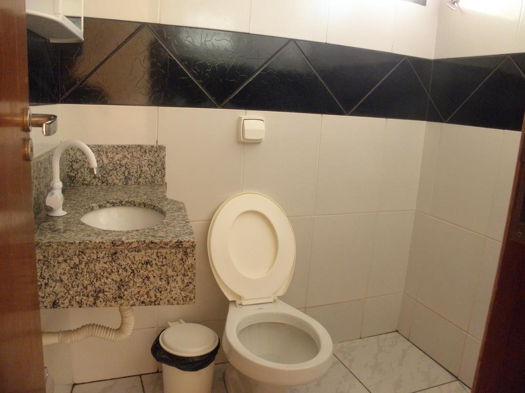 Pousada Dubai Κουιαμπά Δωμάτιο φωτογραφία